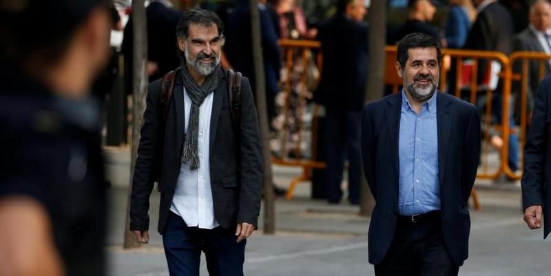 Envían a prisión sin fianza a dos líderes de las movilizaciones independentistas