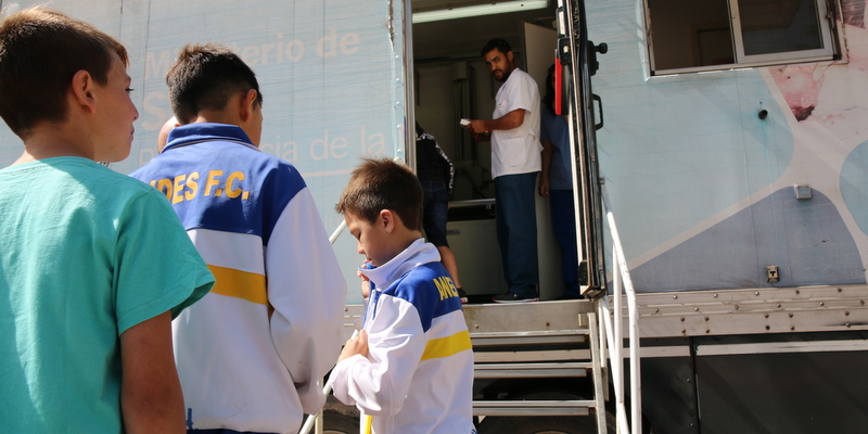 Camiones sanitarios realizan estudios a niños de la Liga de Fútbol