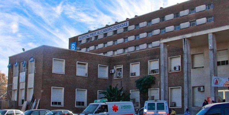 Trabajadores del Hospital Posadas esperan ser recibidos por las autoridades