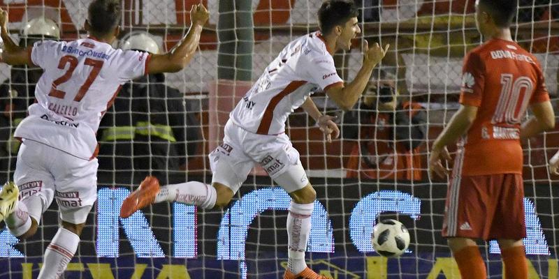 River perdió ante Huracán y se aleja de la punta