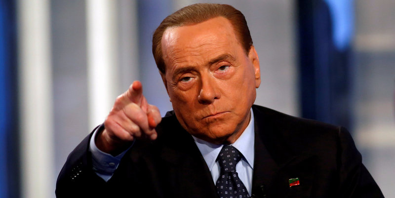 Una mujer repudió a Berlusconi mientras el ex premiere votaba en Milán