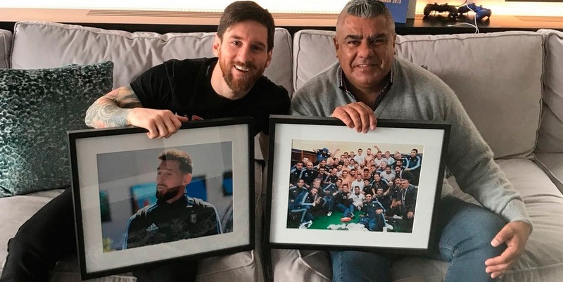 Messi recibió a “Chiqui” Tapia en Barcelona