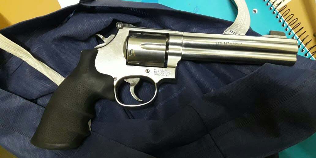 Detuvieron a una mujer que poseía un arma en su poder