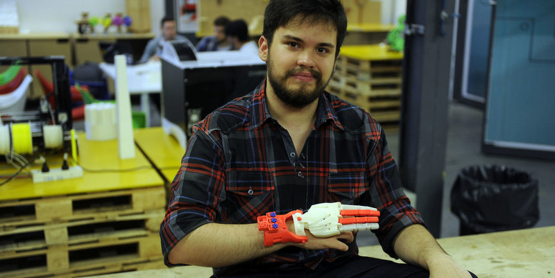 El inventor argentino que imprime prótesis de plástico presentó su proyecto en Londres