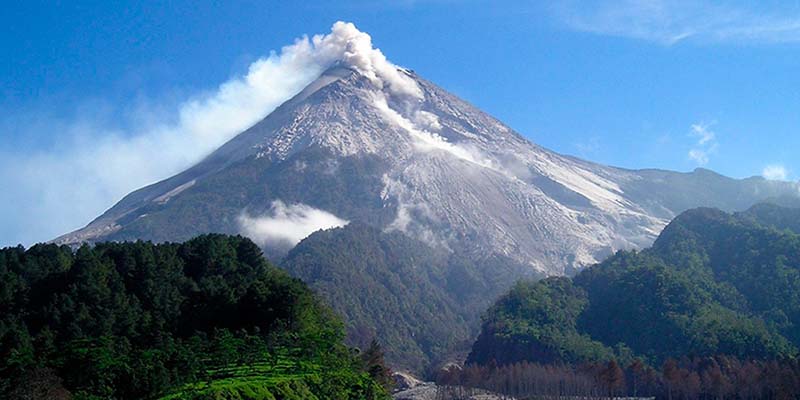 El volcán Merapi expulsó una columna de ceniza de hasta 5,5 kilómetros de altura