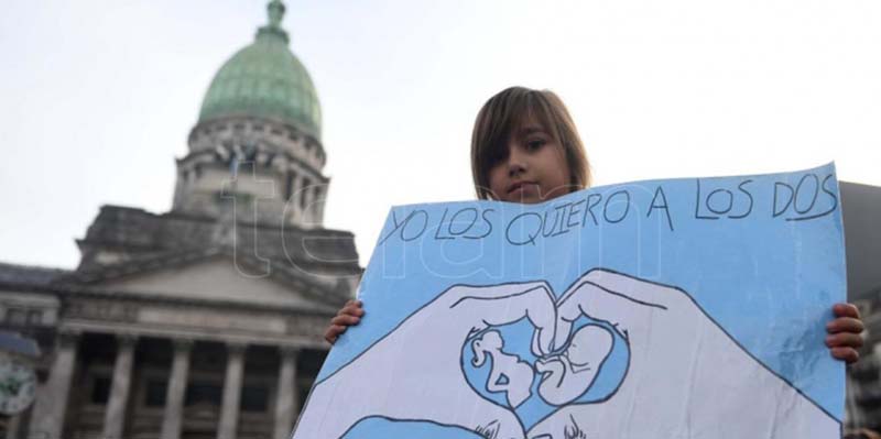 Multitudinaria “marcha por la vida” contra la despenalización del aborto en todo el país