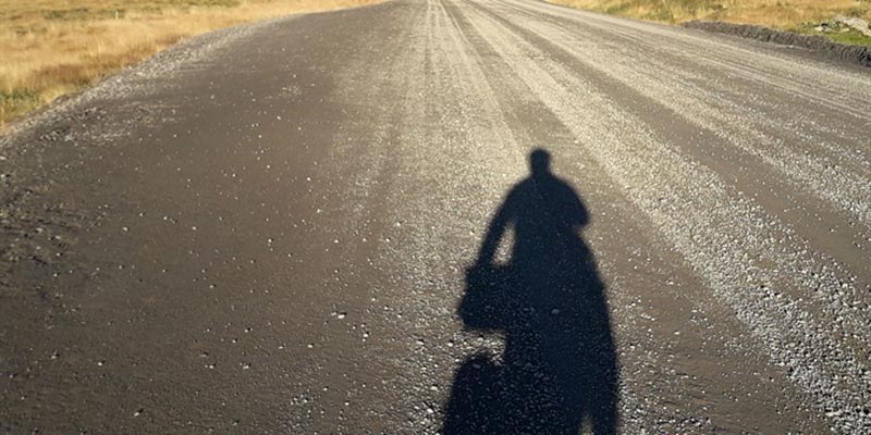 Malvinas: la historia del argentino que recorrió las islas en bici y compartió una cena en la casa de un kelper