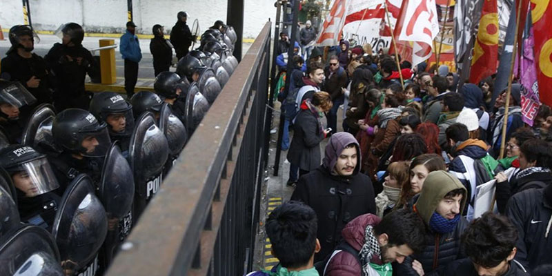 Tensión en la UBA: nuevos incidentes en la puerta del Rectorado y un detenido