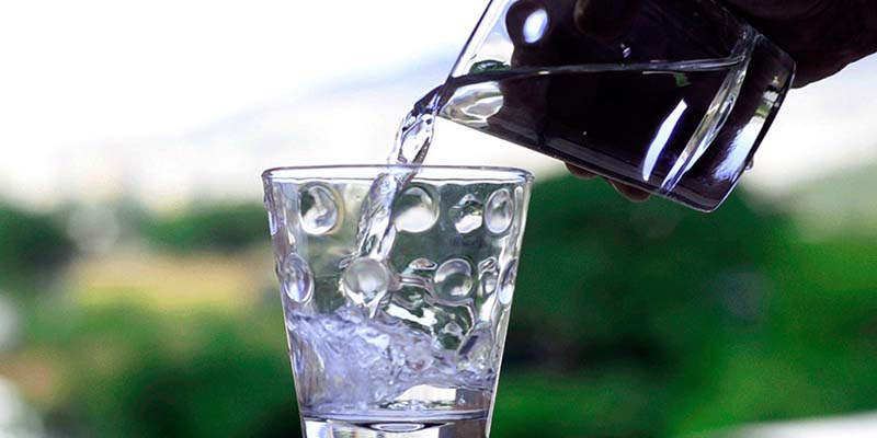 Restaurantes y bares deberán proveer a sus clientes de agua gratis y sin límites