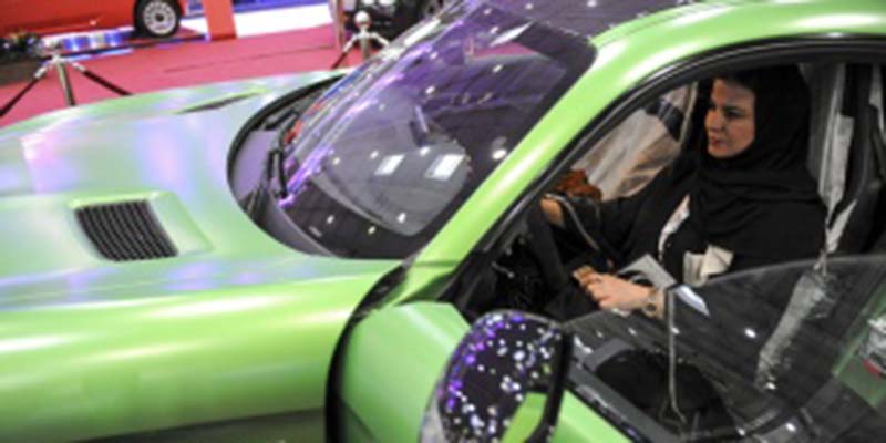 Comienzan a expedir las licencias de conducir a las mujeres