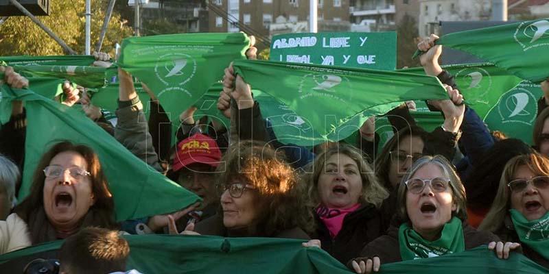 Masiva convocatoria de mujeres en Rosario por el aniversario de Ni Una Menos