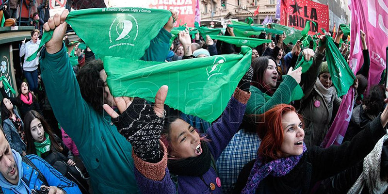 Entre llantos y abrazos, una multitud festejó la media sanción de la ley en la plaza