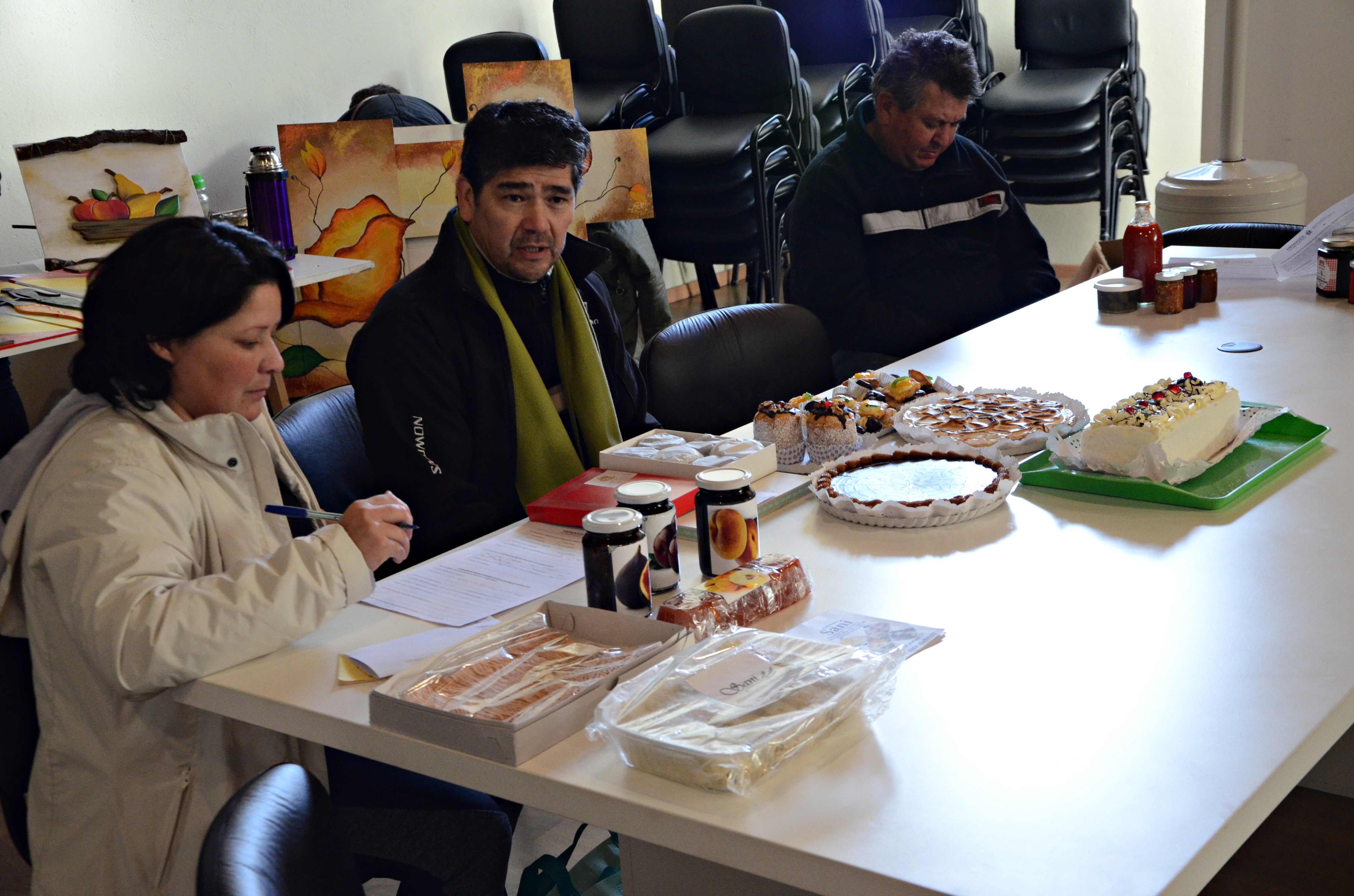 Productos de Artesanos y emprendedores son evaluados por una Junta de la Dirección de Economía Social y Asociatividad.