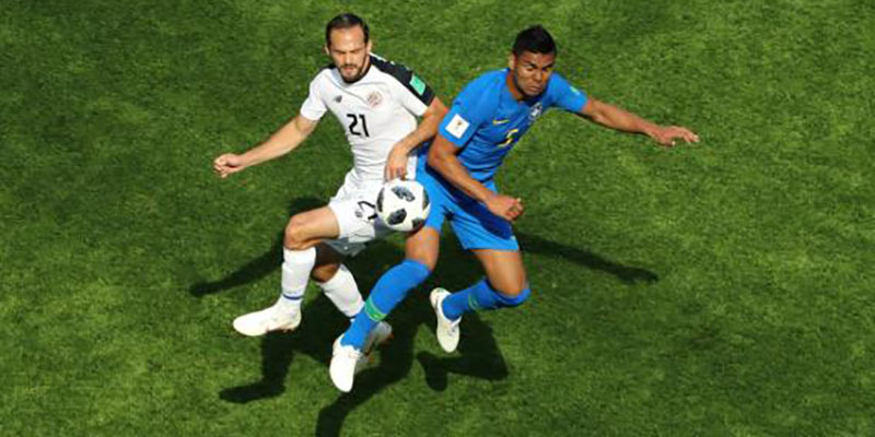 Brasil le ganó sobre el final a Costa Rica y respira en la tabla