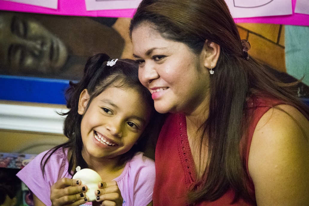 La nena que fue el rostro de las familias separadas por Trump se reencontró con su madre