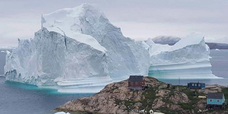 Un gigantesco iceberg a la deriva amenaza con sepultar bajo el agua a un pueblo en Groenlandia