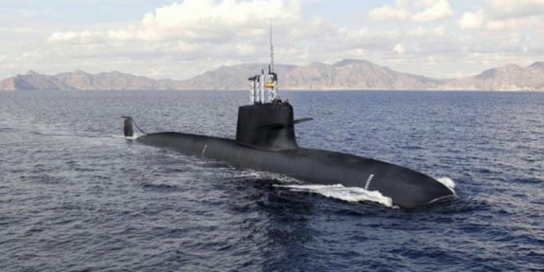 Los españoles tuvieron que alargar un submarino porque no flotaba, ahora no entra en el muelle