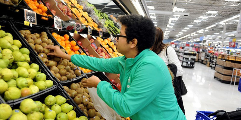 Advierten que comer sano ya le sale a una familia más del doble que la canasta básica