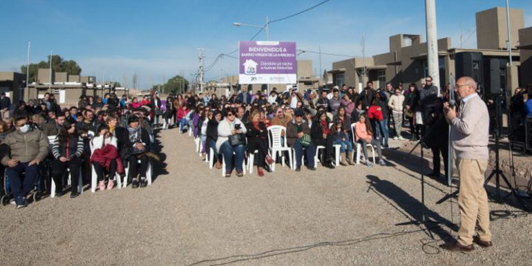 Más de 100 familias recibieron las llaves de su casa