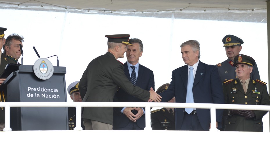 Para bajar la tensión, el Gobierno dará un aumento del 20% a las Fuerzas Armadas
