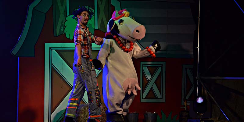 3500 personas disfrutaron de la presentación de la Vaca Lola en el polideportivo