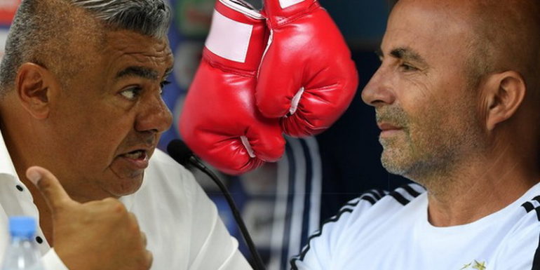 Duro cruce entre Sampaoli y Tapia, la historia sin fin
