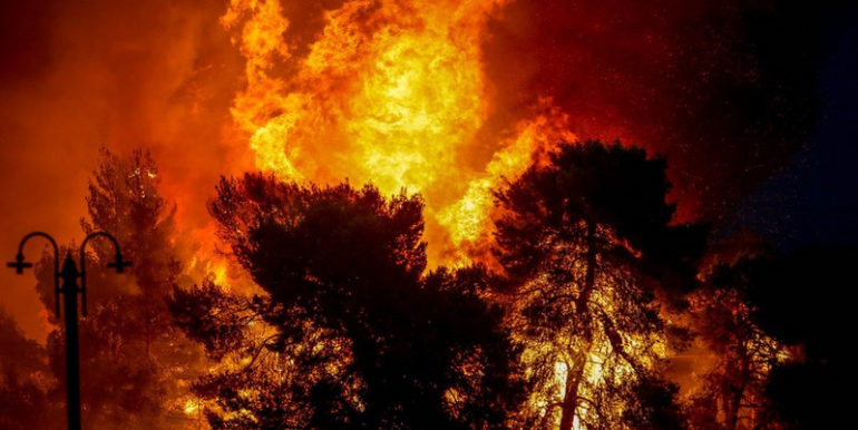 Los incendios forestales están fuera de control en Grecia y ya hay al menos 49 muertos