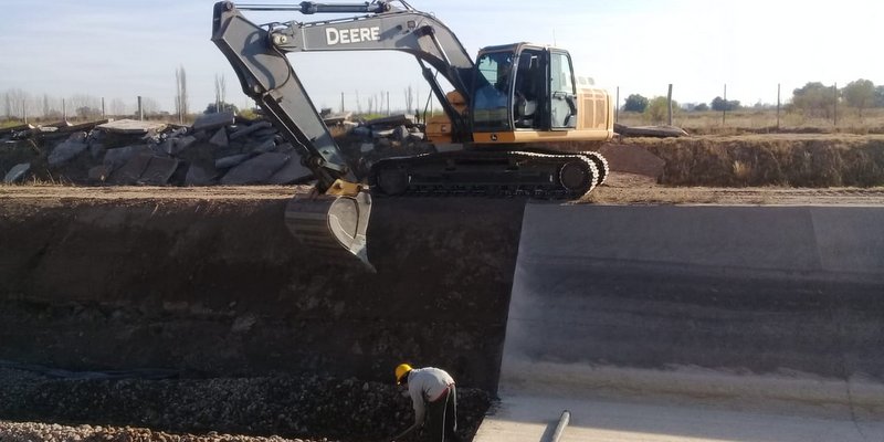 Continúan las obras en la cuenca del río Atuel