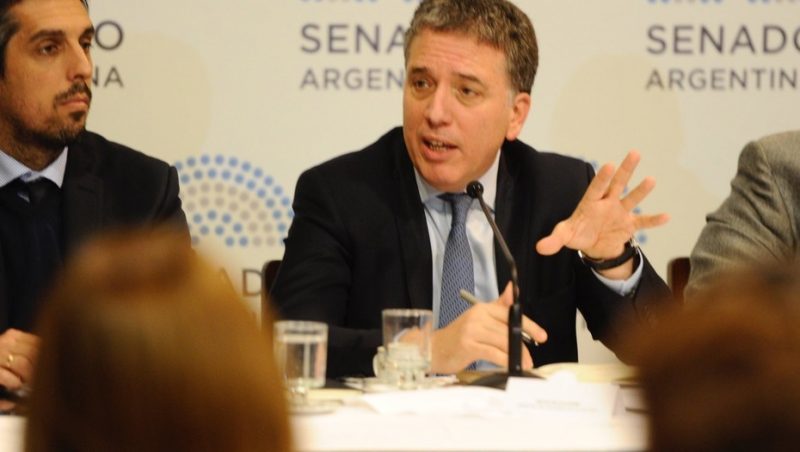 Nicolás Dujovne afirmó que “no está en estudio” subir los impuestos a los viajes al exterior