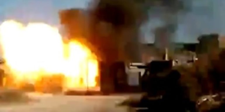 Videos: explotó una casa durante el levantamiento en La Favorita