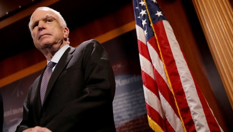 El senador estadounidense John McCain anunció que abandona su tratamiento contra el cáncer cerebral