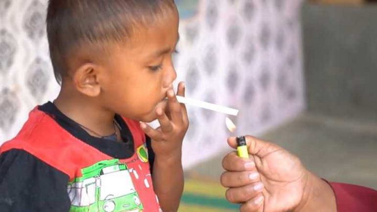 El indignante caso del niño de 2 años que fuma dos paquetes de cigarrillos por día