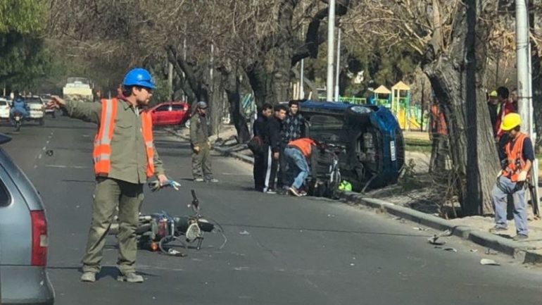 Impresionante vuelco en la Costanera, dejó dos heridos y generó caos vehicular
