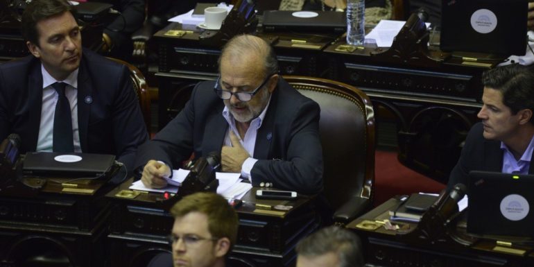 Eduardo Amadeo ya respira por sus propios medios y evoluciona favorablemente