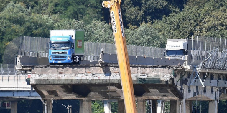 Puente en Génova: al menos 42 muertos, siguen los esfuerzos de rescate y estalla una pelea con Benetton