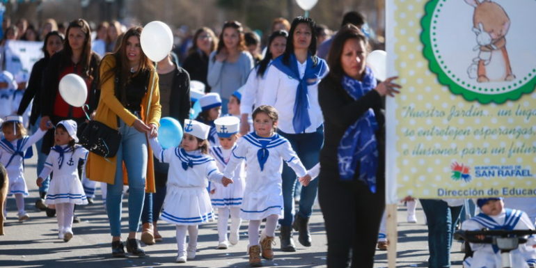 Desfile y fiesta en Monte Comán