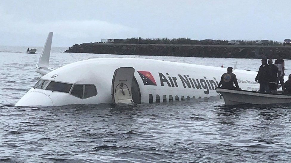 Las espectaculares imágenes del avión que terminó en un lago de Micronesia