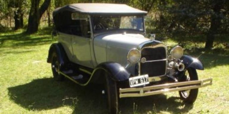 Exposición de autos de colección apoyando la “Casita de Malén”