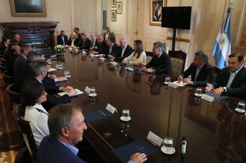 Ampliar el impuesto a las Ganancias, el eje del pacto que Mauricio Macri firmará con los gobernadores