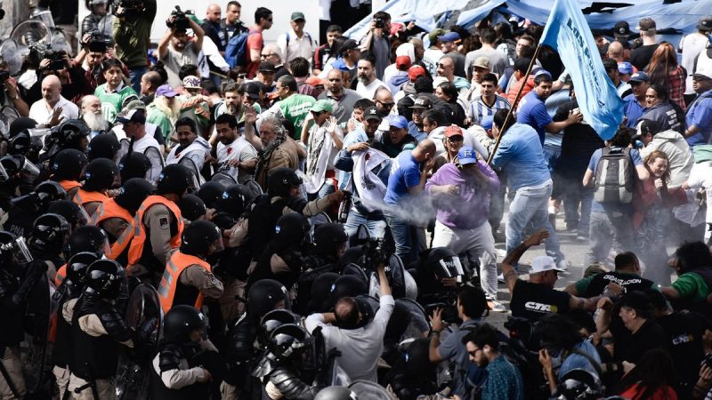 Un grupo de manifestantes de la marcha a Plaza de Mayo atacó con bombas molotov un edificio de la Gendarmería