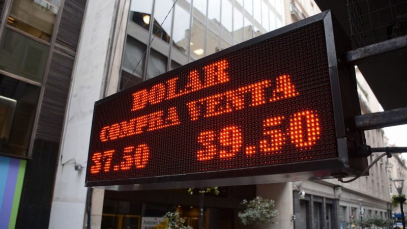 El dólar se negocia en alza, a la espera del anuncio del nuevo acuerdo con el FMI