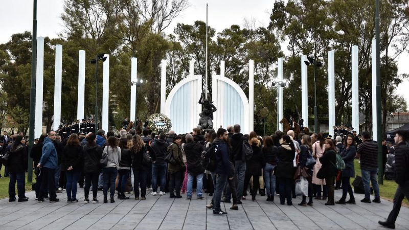 Los estudiantes que festejaron en el monumento a policías caídos hicieron un acto de desagravio