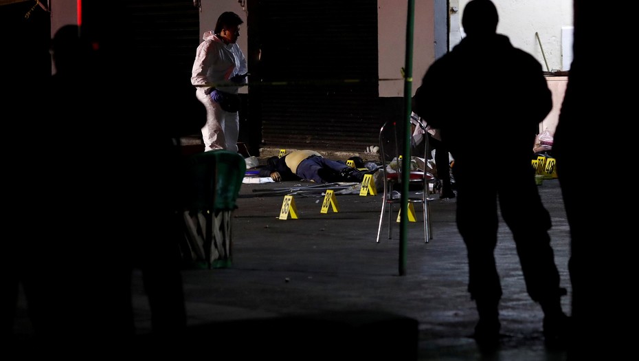 Asesinan a 3 personas en una popular plaza de Ciudad de México