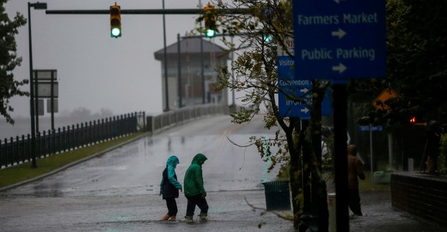 La furia del huracán Florence se cobró sus primeras víctimas: cinco personas murieron
