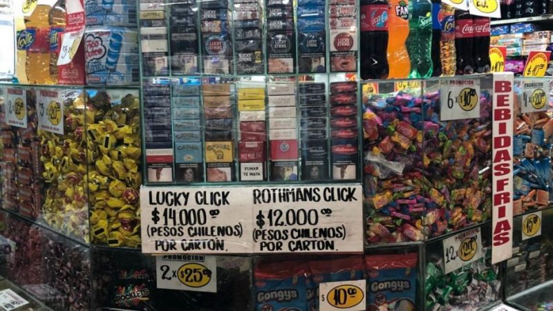 Para atraer a los turistas, algunos negocios muestran sus precios en pesos chilenos