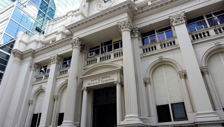 Efecto corrida: por segundo mes consecutivo cayeron los préstamos al sector privado