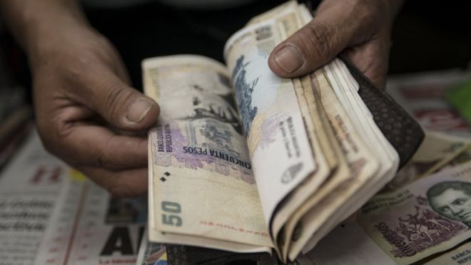 El Gobierno propuso subir el salario mínimo 35% y que se pague en tres tramos