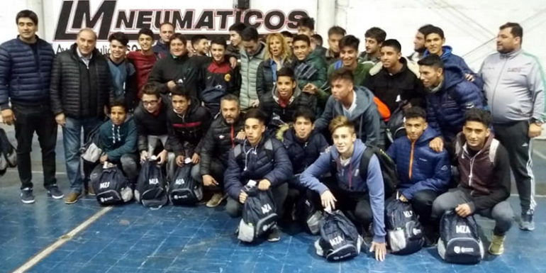 Se entregó indumentaria a los chicos que representarán a Mendoza en la final de los Evita