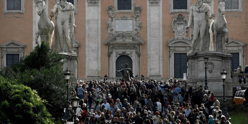 Roma dice basta: miles de personas marchan contra el deterioro de la ciudad