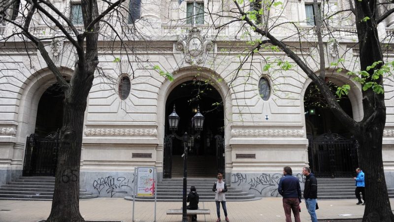 Escándalo  Nacional de Buenos Aires: uno de los profesores acusados de acoso ahora da clases con un veedor